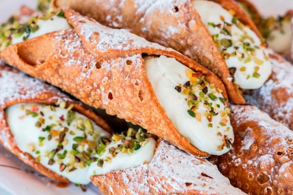 Cannoli-typical-Sicilian-sweets