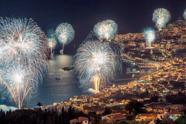 Fireworks-at-Funchals-New-Years-Eve-03