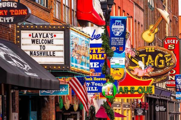 Nashville-Neon-signs-of-blues-clubs-on-Beale-street-02