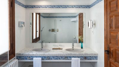 Parador_Santo_Domingo_de_la_Calzada_65_Habitaciones_Estandar_baño