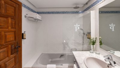 Parador_Santo_Domingo_de_la_Calzada_71_Habitaciones_Estandar_baño