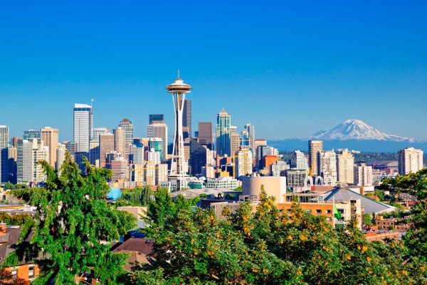 Seattle-skyline-and-Mt-Rainier